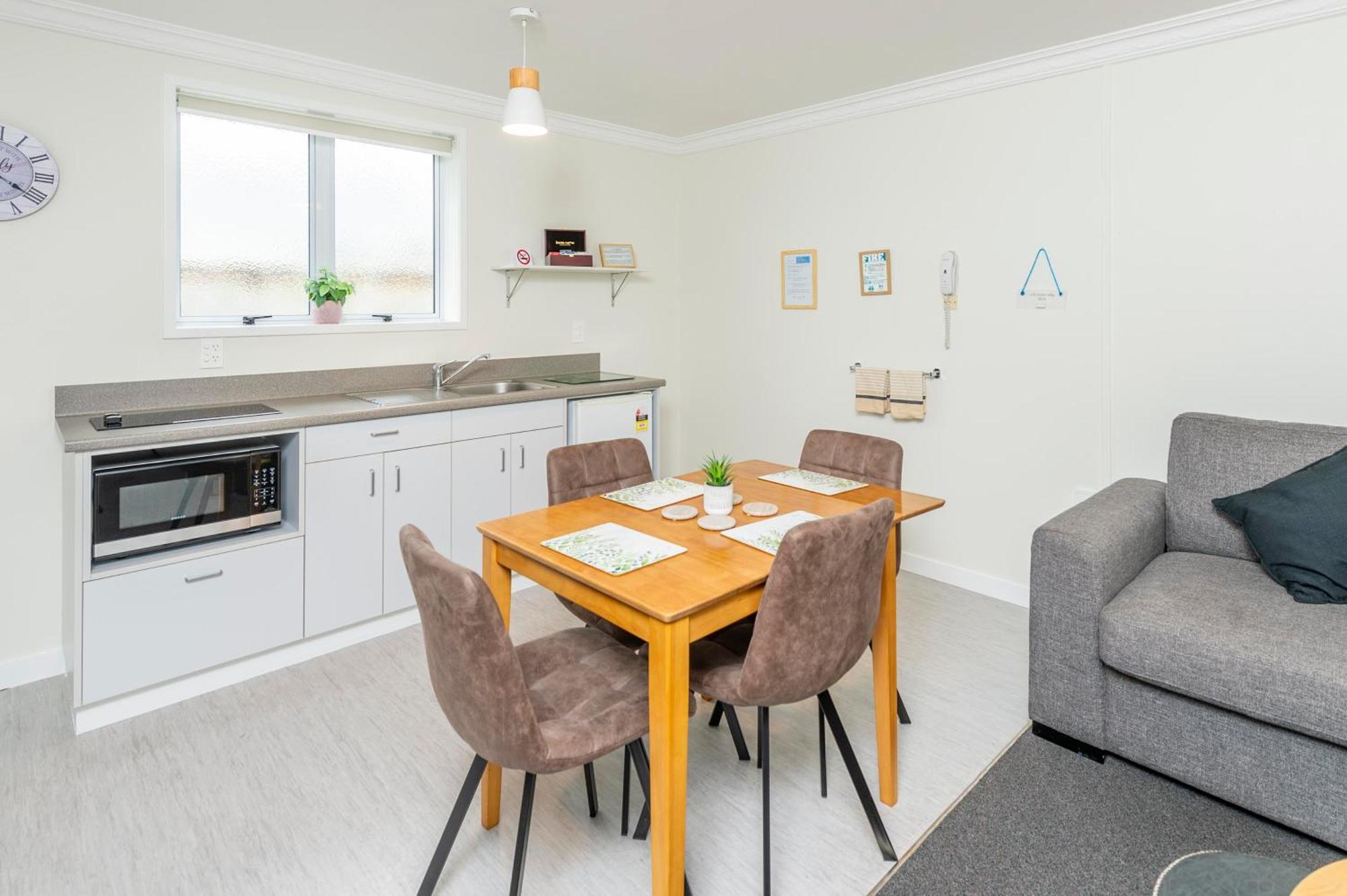 Kings Court Motel Whanganui Bagian luar foto