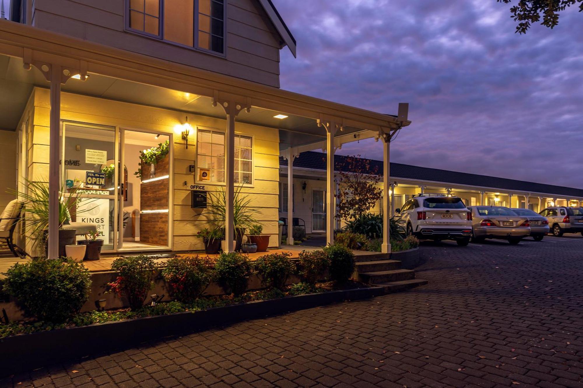 Kings Court Motel Whanganui Bagian luar foto