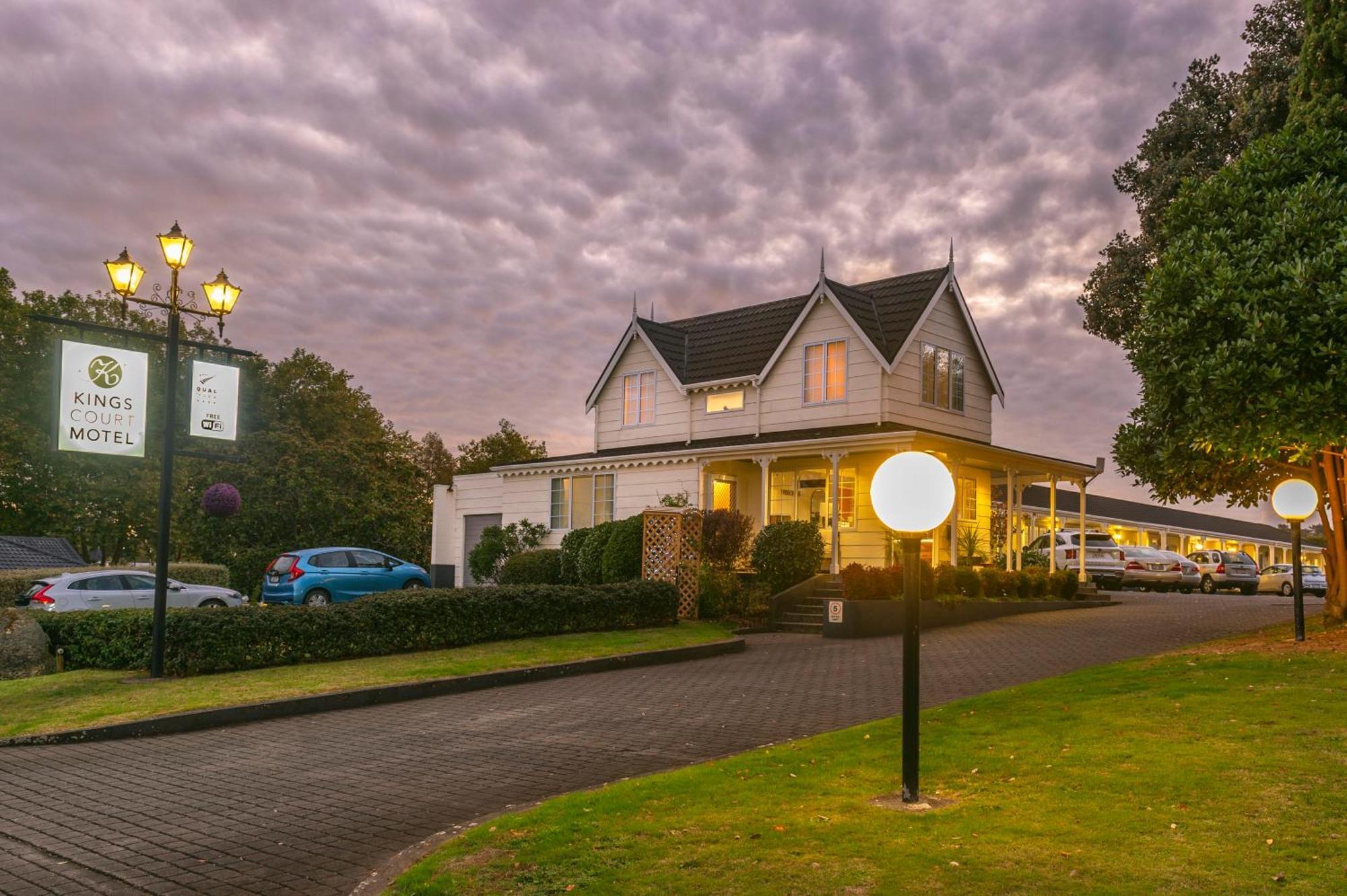 Kings Court Motel Whanganui Bagian luar foto