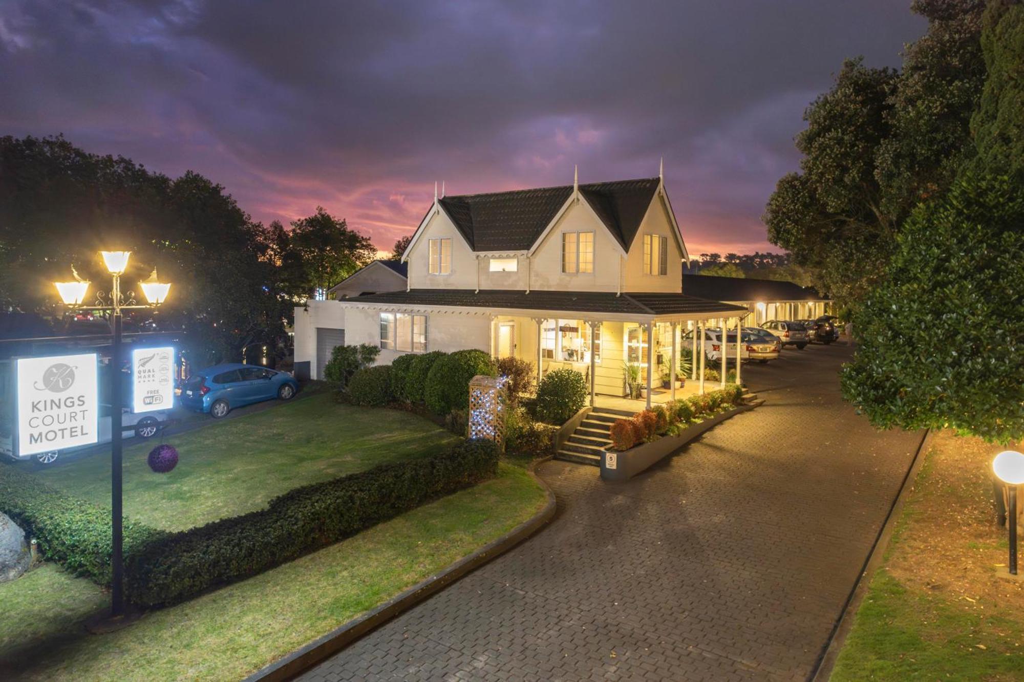 Kings Court Motel Whanganui Bagian luar foto