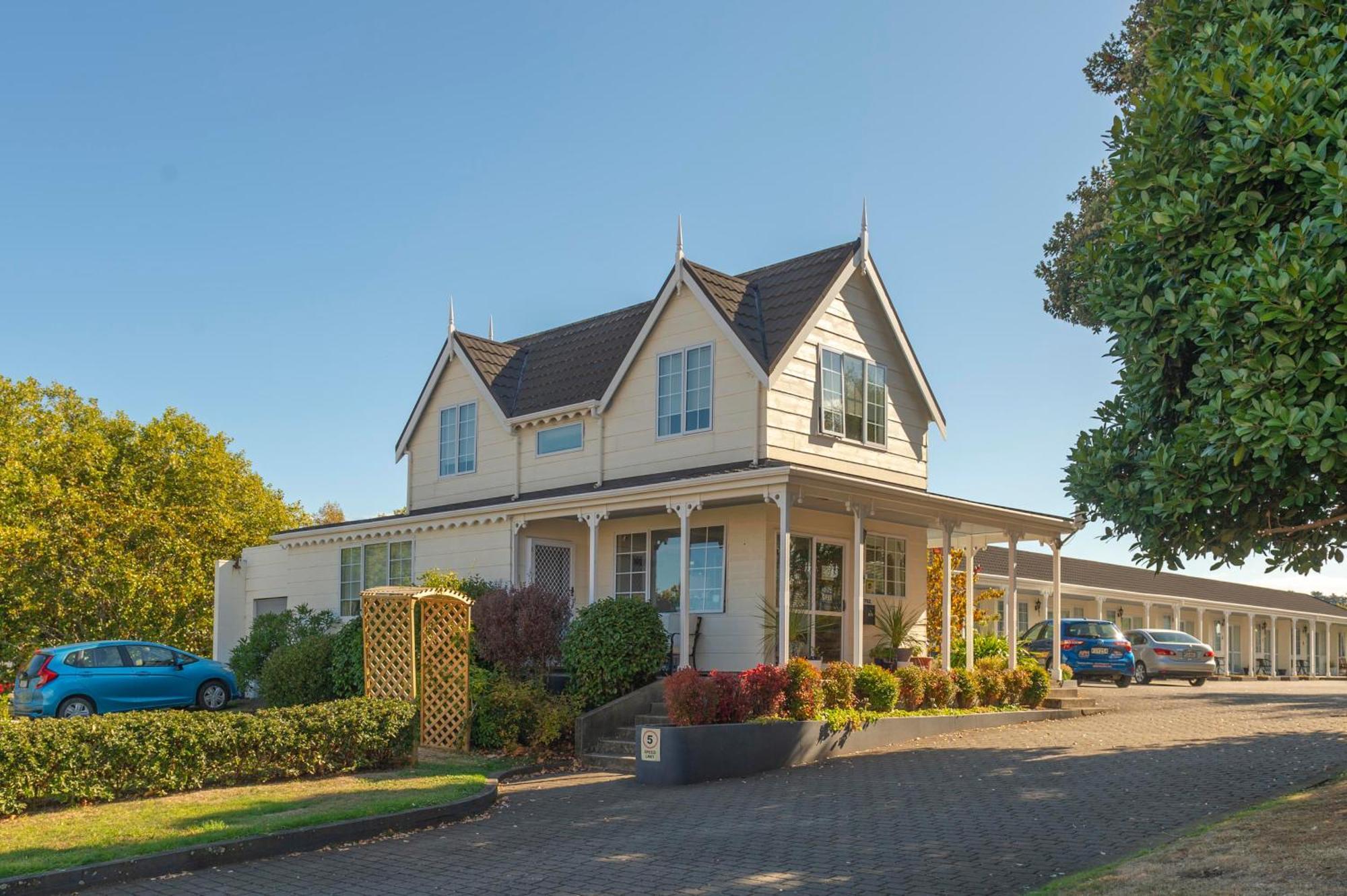 Kings Court Motel Whanganui Bagian luar foto